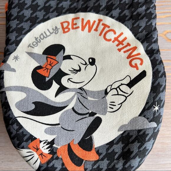 Minnie Mouse Black and Orange Halloween Themed Oven Mitts - Picture 3 of 3
